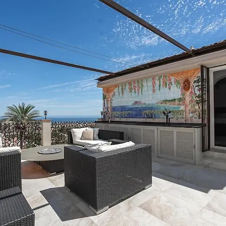 Holiday home Stunning Townhouse Retreat In La Heredia Rdr486 *