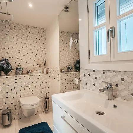 Stunning Townhouse Retreat In La Heredia Rdr486 *