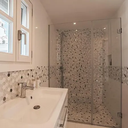 Stunning Townhouse Retreat In La Heredia Rdr486